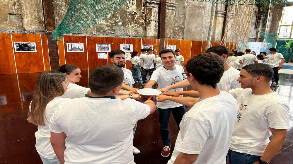 Jóvenes reunidos en La Muralla