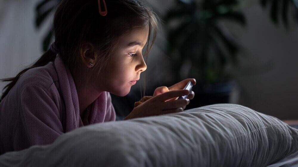 Niña con celular 