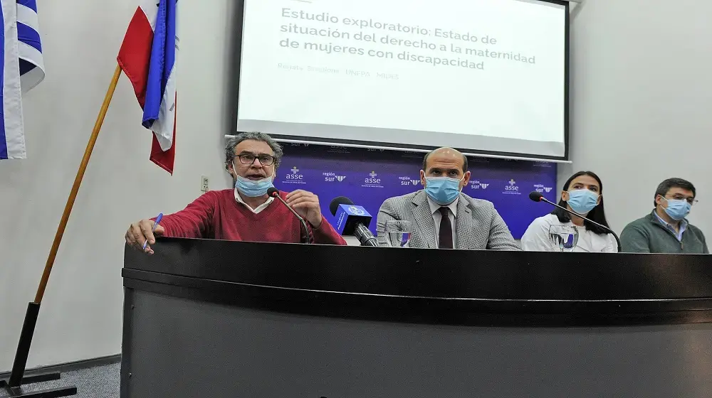 Fernando Filgueira y Ministro de Desarrollo Social presentan estudio sobre "el derecho a la maternidad de mujeres con discapacidad" junto a las autoridades del Hospital Pereira Rossell. 